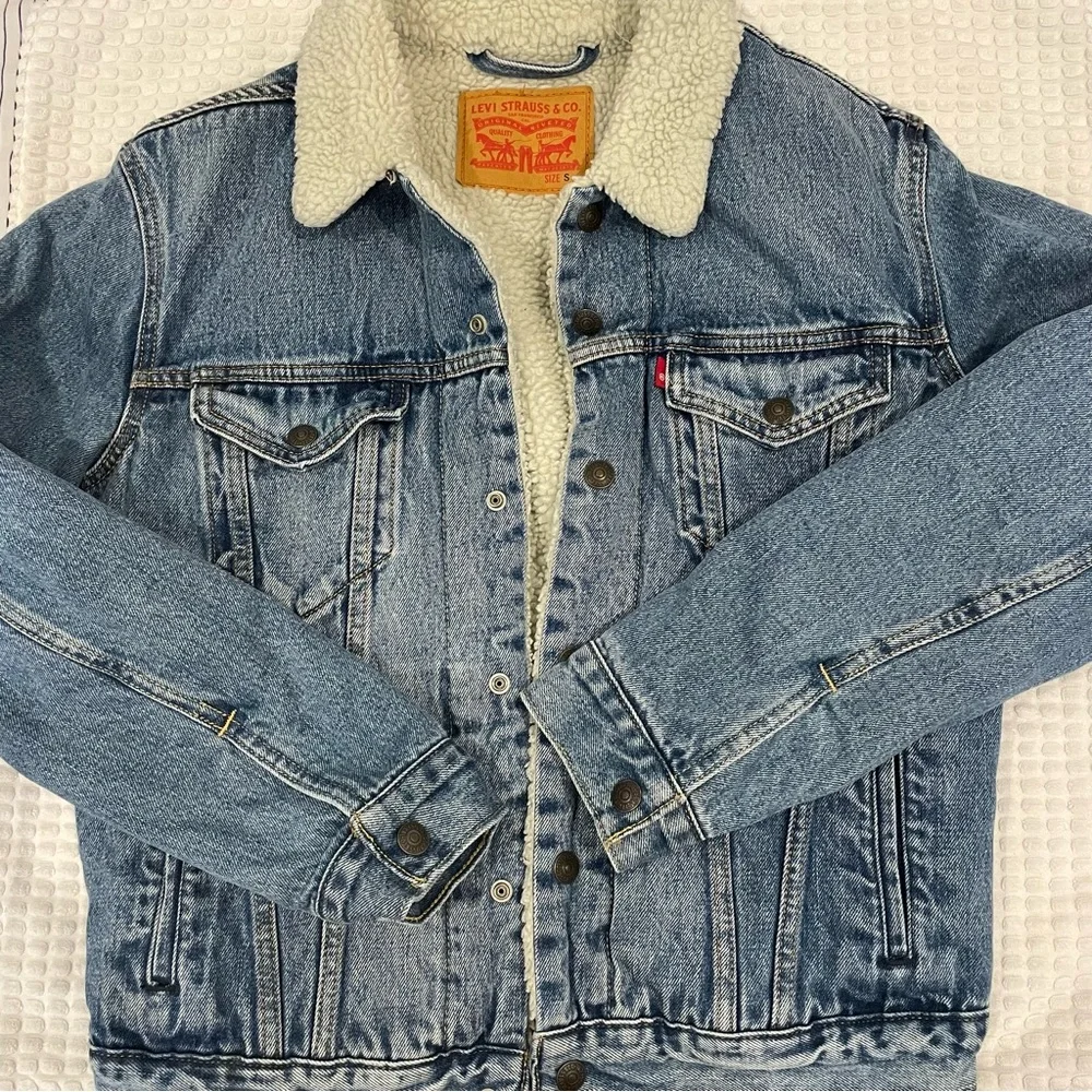 LIKE NEW Levi’s Sherpa Denim Jacket - Picture 3 of 7